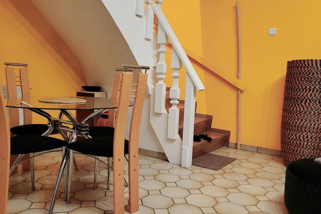 Colourful 2.5 Bedroom With Large Balcony & Garden. Prinzersdorf Eksteriør billede